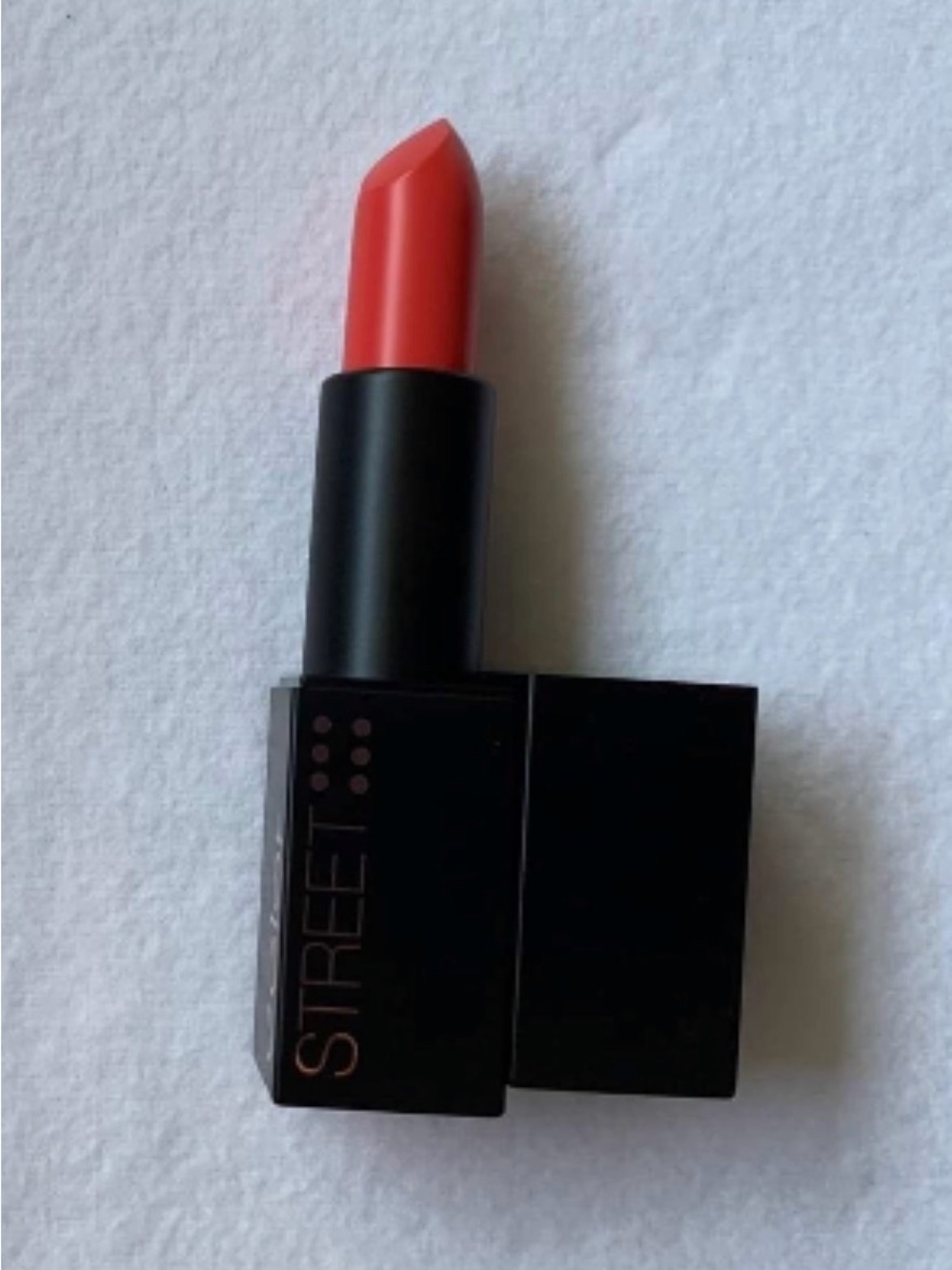 Lipstick in Coral Red - Creamy Long-Wear Color:Hotshot